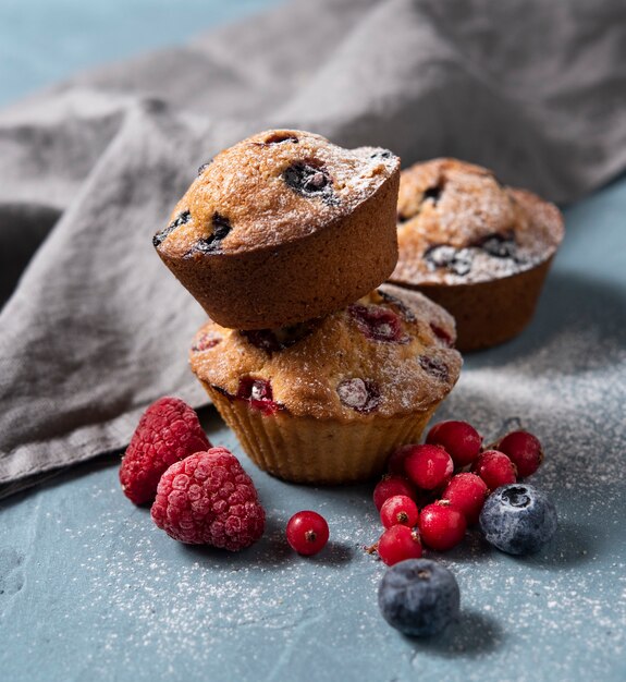 De eigengemaakte cake van de muffinsbosbes redberry maakte dicht omhoog gebakken