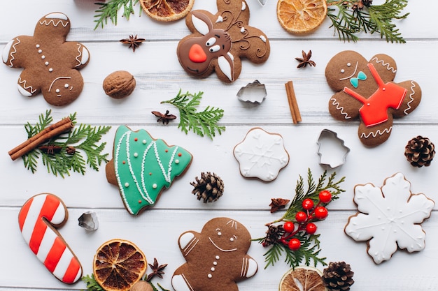 De eigengemaakte heerlijke koekjes van de Kerstmispeperkoek op de witte houten achtergrond.