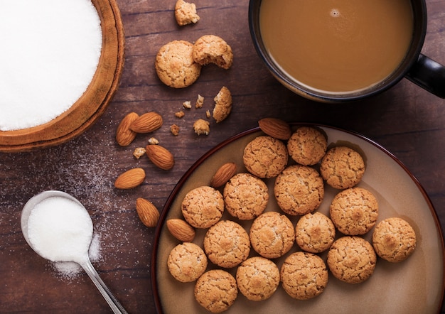 De eigengemaakte koekjes van het amandelkoekje met cappuccino