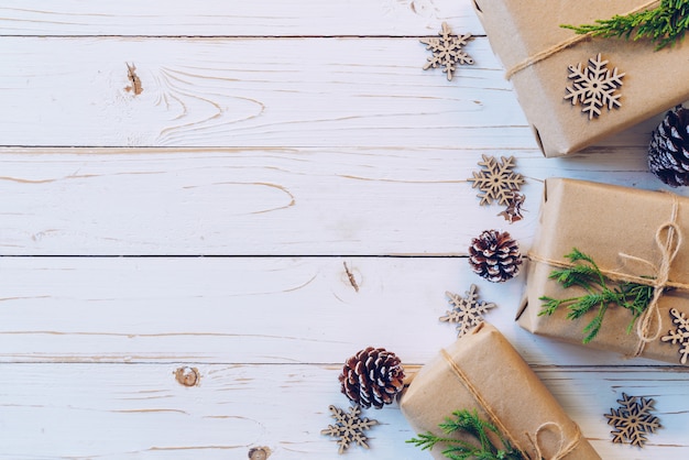 De eigengemaakte verpakte doos van de Kerstmisgift stelt op een houten lijstachtergrond voor.