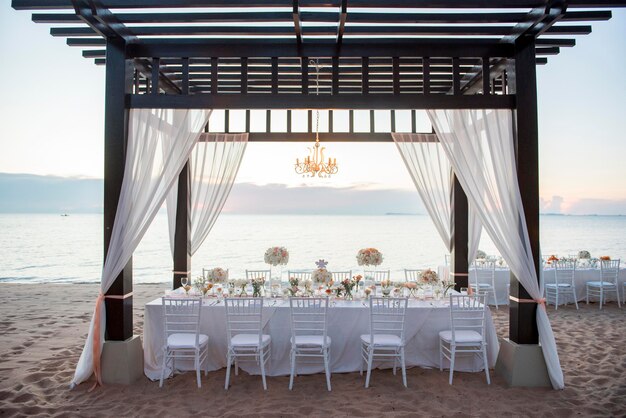 De elegante bruiloftsdinertafel op het strand.