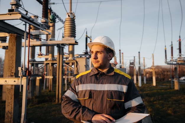 De energie-ingenieur inspecteert de apparatuur van het onderstation. Energietechniek. Industrie