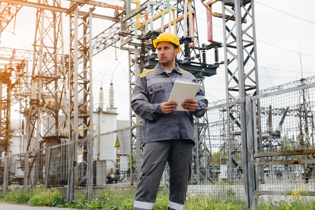 De energie-ingenieur inspecteert de apparatuur van het onderstation.