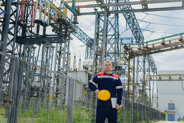 De energie-ingenieur inspecteert de uitrusting van het onderstation. energietechniek. industrie.