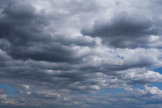 De enorme blauwe hemel en wolkenlucht.