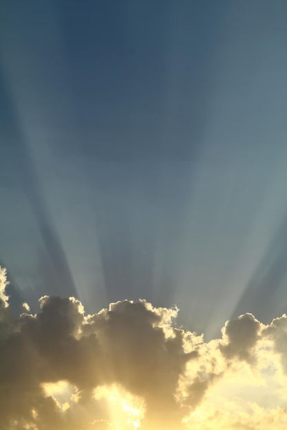 De enorme blauwe lucht en de wolken hemelsblauwe hemelachtergrond met kleine wolken