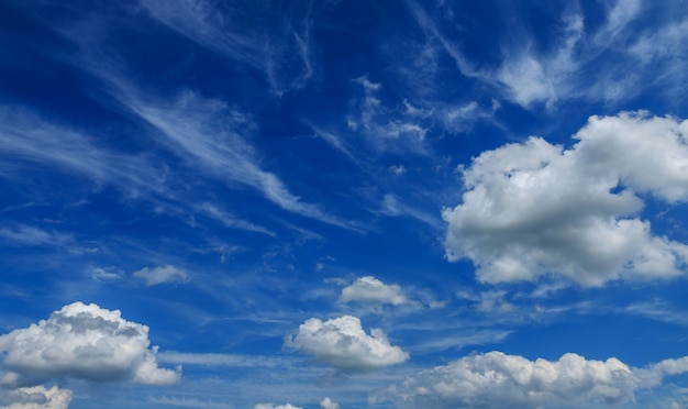 De enorme blauwe lucht lucht en wolken hemel zonnige dag