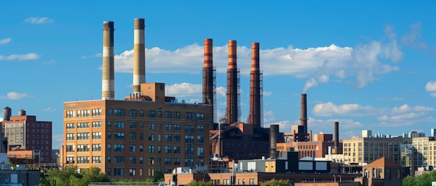 Foto de enorme gevolgen van de industrialisatie de schoorstenen van de elektriciteitscentrales domineren het landschap