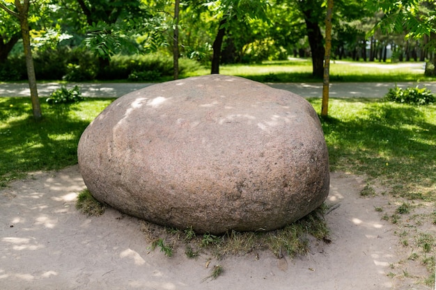 De enorme steen in het park