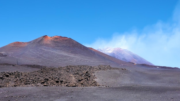 De Etna op Sicilië bij Catania Hoogste actieve vulkaan in Italië en heel Europa Sporen van vulkanische activiteit stoom uit kraters