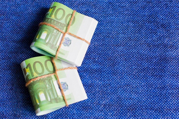 De Euro is de munteenheid in rollen van een nominale honderd Euro