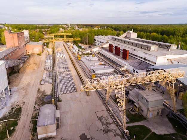 De fabriek werd gebouwd in Sovjet-tijden, maar vervult nog steeds haar basisfuncties