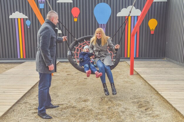 Foto de familie baby papa mama speeltuin spelen herfst