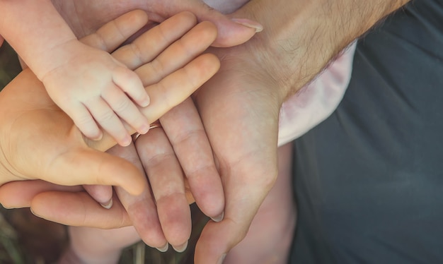 De familie dient de natuur in met een pasgeboren baby. Selectieve aandacht. Mensen.