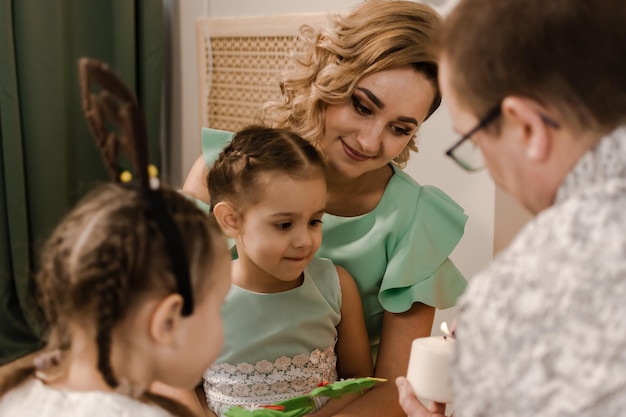 De familie geeft elkaar kerstcadeaus