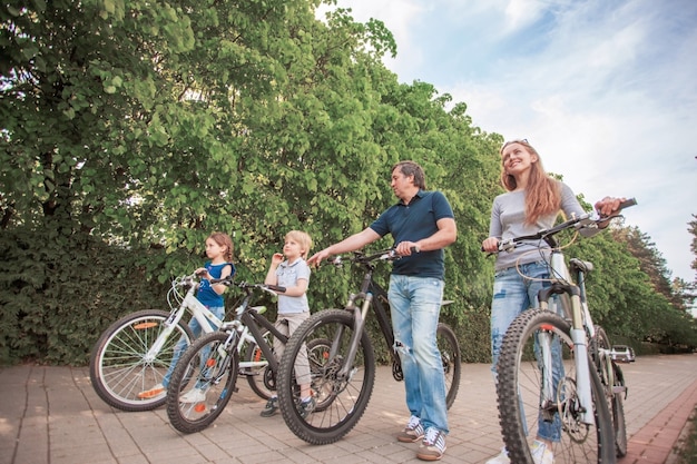 De familie in het park op de fiets