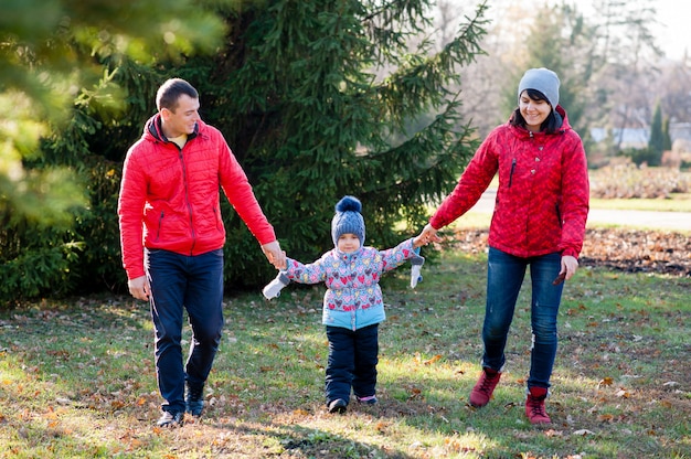 De familie loopt in de herfst in het park