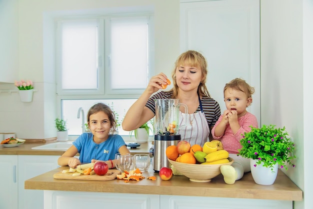 De familie maakt smoothies in de keuken. selectieve aandacht.