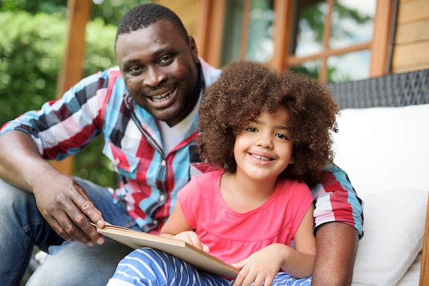 De familie ontspant het vrolijke concept van de gelukvakantie