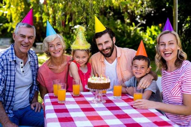 De familie van meerdere generaties die bij verjaardag in werf genieten van