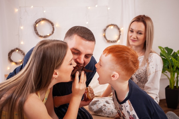 De familie vecht voor lekkers