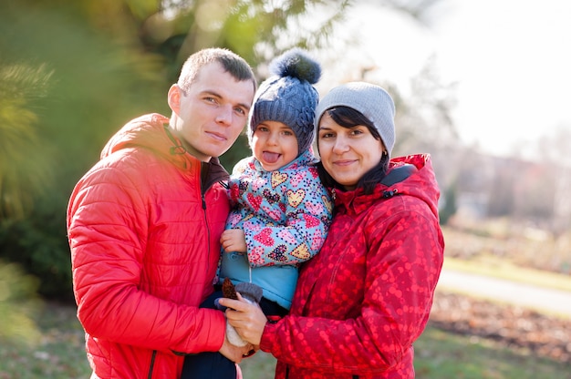 De familie wandelt in het najaar in het park