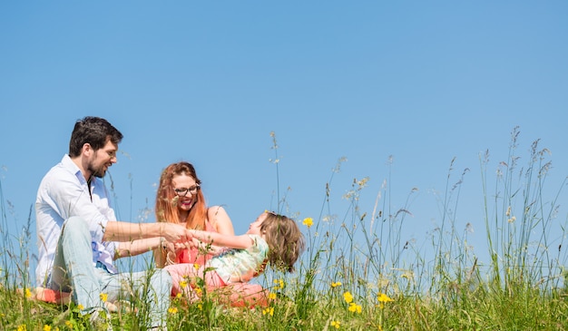 De familieholding dient de zomer in het gras in