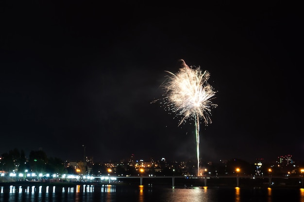 De feestelijke groet is grandioos Vuurwerk pyrotechniek