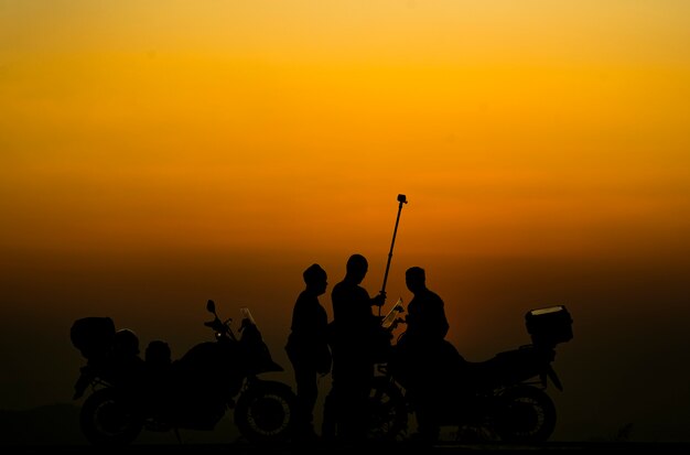 De fietsertoeristen genieten van neem een ​​foto bij zonsondergang.