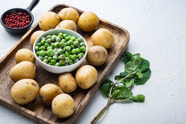 De fijngestampte ingrediënten van muntaardappelen, op witte geweven achtergrond