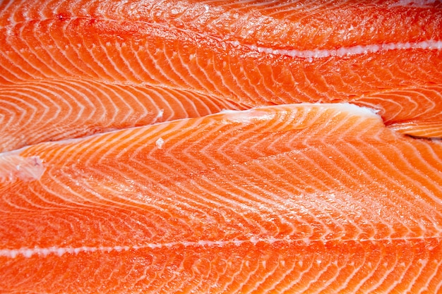 De filetvissen van de close-up verse Noorse zalm op professionele restaurantkeuken.