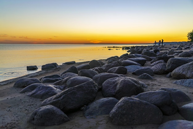 De Finse Golf met een stenen kust bij zonsondergang in het vakantieoord Sint-Petersburg