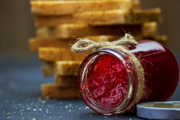 De fles van de aardbeijam en volkorenbrood