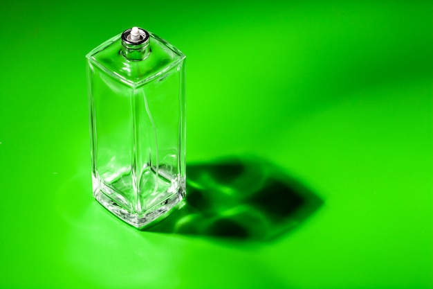 De fles van het parfumglas op lichtgroen. Eau de toilette