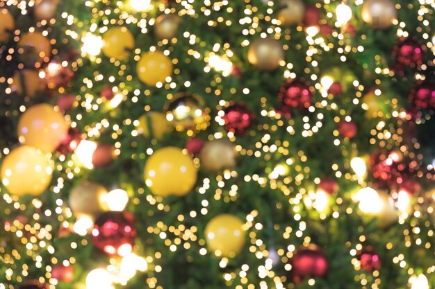 De focalizzato luci scintillanti di natale albero bokeh sfondo