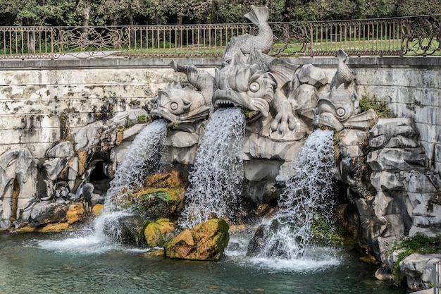 De fontein van de drie dolfijnen bij de reggia van Caserta