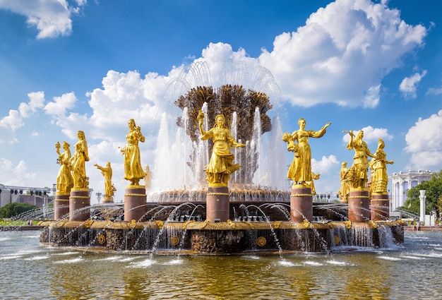 De fontein van de vriendschap van de volkeren in VDNKh-park Moskou