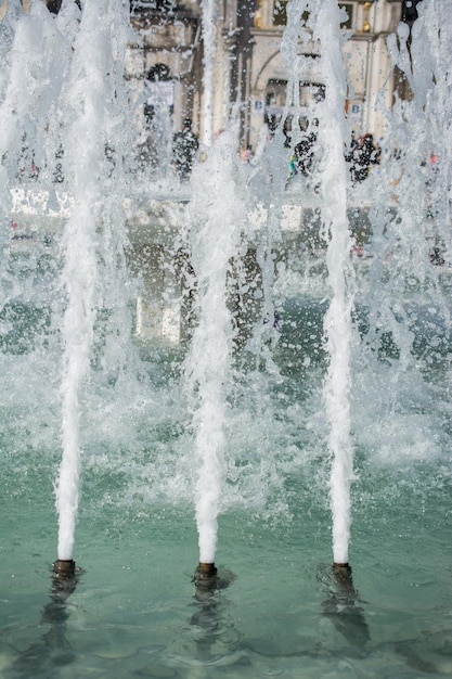 Foto de fonteinen spuiten sprankelend water in een poep