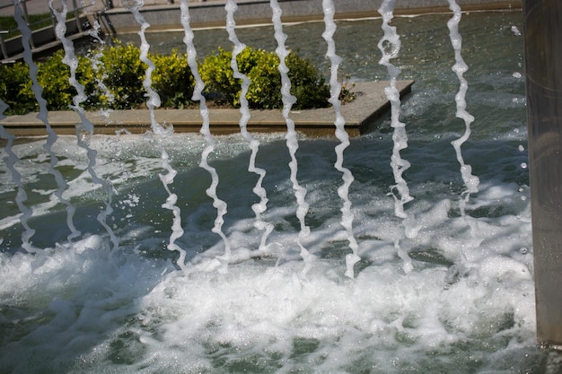 De fonteinen spuiten sprankelend water in een poep