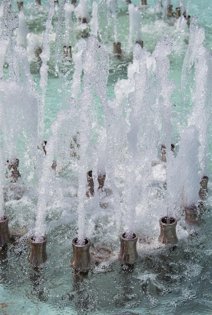 De fonteinen stromen bruisend water in een zwembad in een park