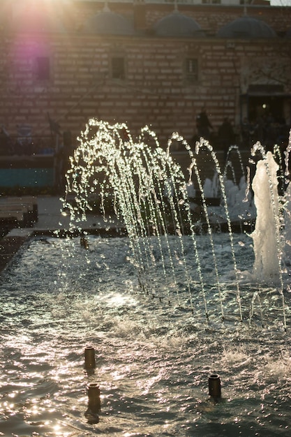 De fonteinen stromen bruisend water in een zwembad in een park