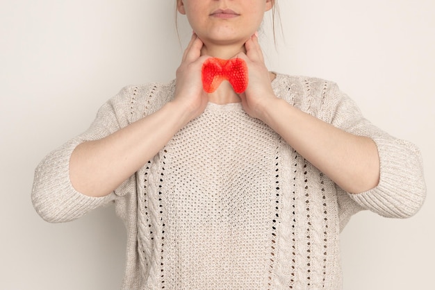 De foto van de schildklier staat op het menselijk lichaam Vrouwen schildklier controle