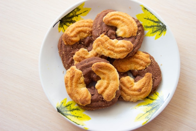 De foto van een stapel chocoladekoekjes en zandkoekjes op het bord