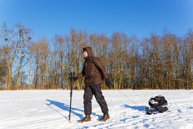 De fotograaf keerde terug uit de winter en fotografeerde wilde dieren