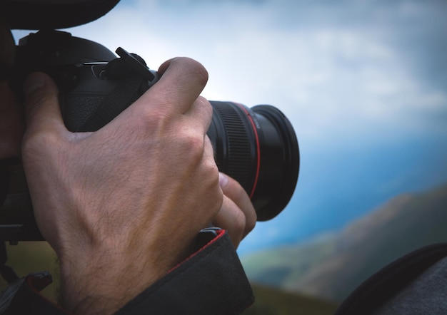 De fotograaf op de berg maakt een foto