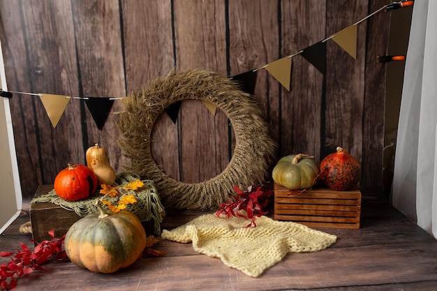 de fotozone is versierd met herfstbladeren en pompoenen. achtergrond voor herfst fotoshoots helo