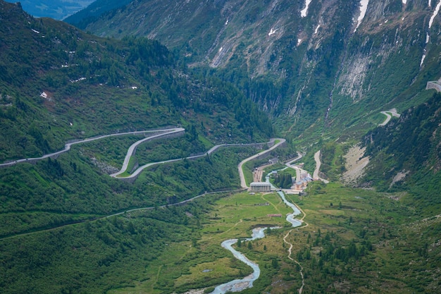 De Furkapass is een beroemde bergpas in de Zwitserse Alpen bij zijn kroning begrenst de kantons Wallis en Uri