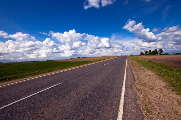 De geasfalteerde weg, in landelijke gebieden.