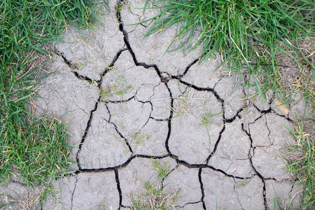 De gebarsten droge aardetextuur, sluit omhoog. Droog, erosie, ecologie probleem concept.