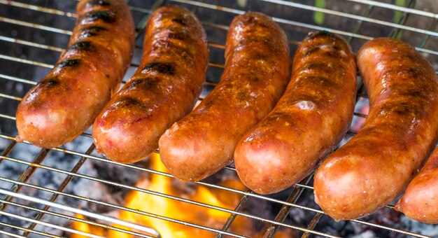 Foto de gegrilde worst op de vlammende grill